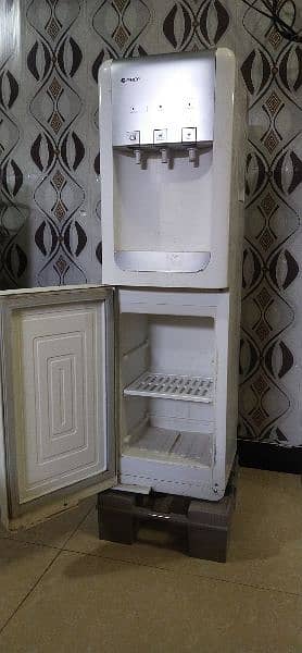 Gree water dispenser with stand 4