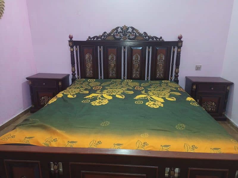 Bed with mattress & side tables 4