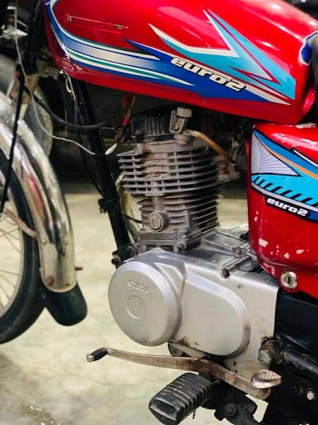 unique 125 2018 model hai 250 cc bnai v hai piston ki awaz hai bs 6