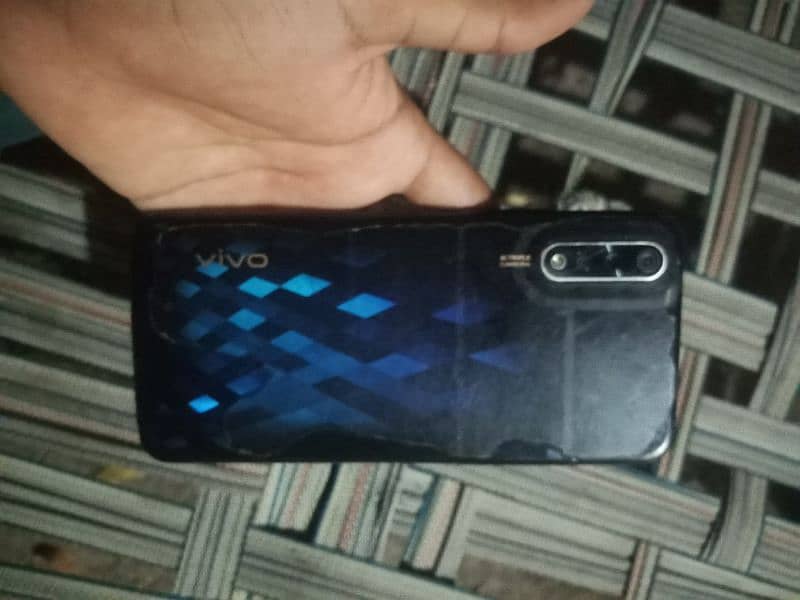 vivo s1  (ladies hand use) 1