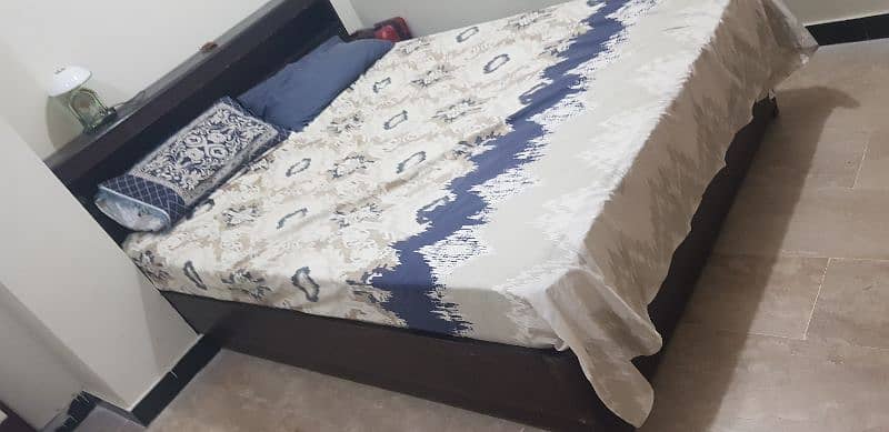 Queen Size bed with compartment 1