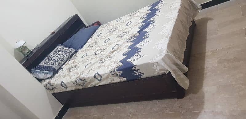 Queen Size bed with compartment 2