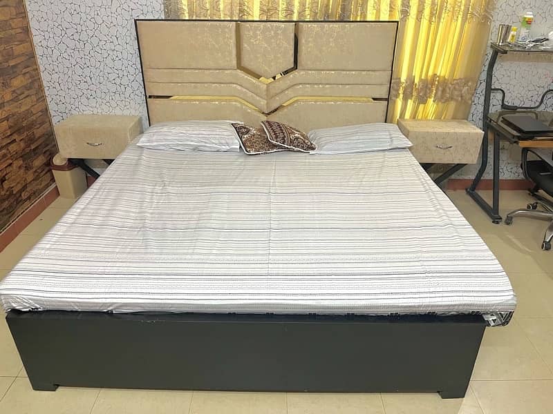 Designer King size bed set (NEW) 0