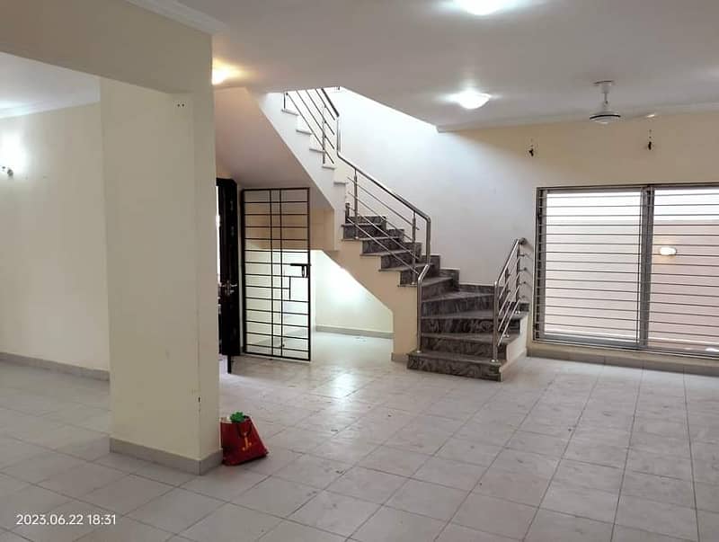 Precinct 11A Villa For Rent 200sq yards villa Luxury villa 2