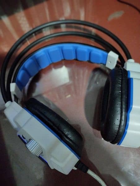 Gaming headphones with vibration motor 2