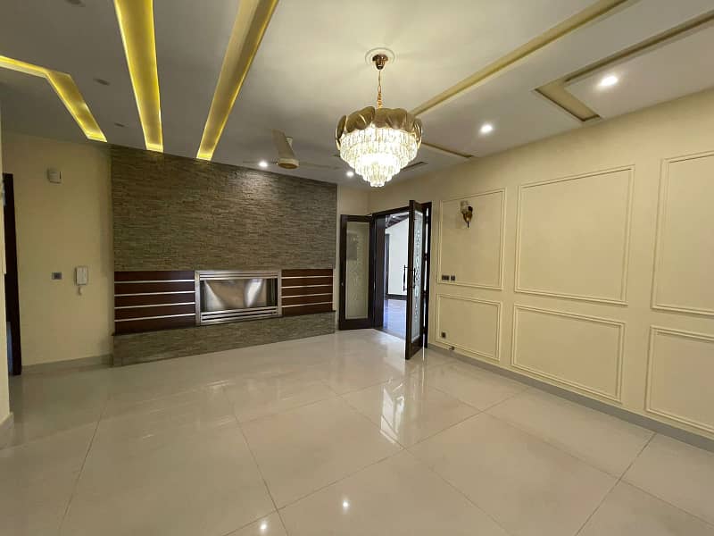 1 KANAL Beautiful House or Sale Main Boulevard Sector B BAHRIA Town Lahore 8