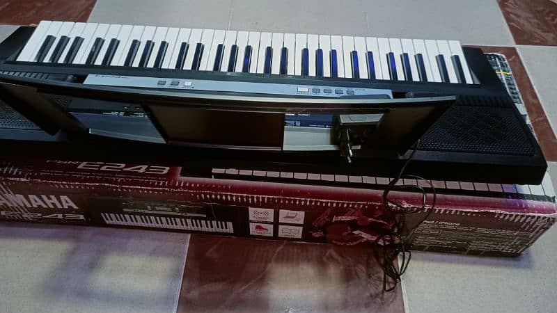 Yamaha PSR-E243 61-key Portable 4