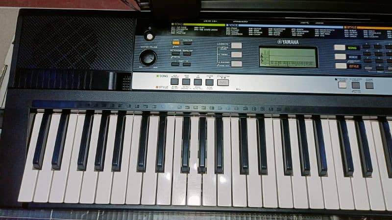 Yamaha PSR-E243 61-key Portable 6