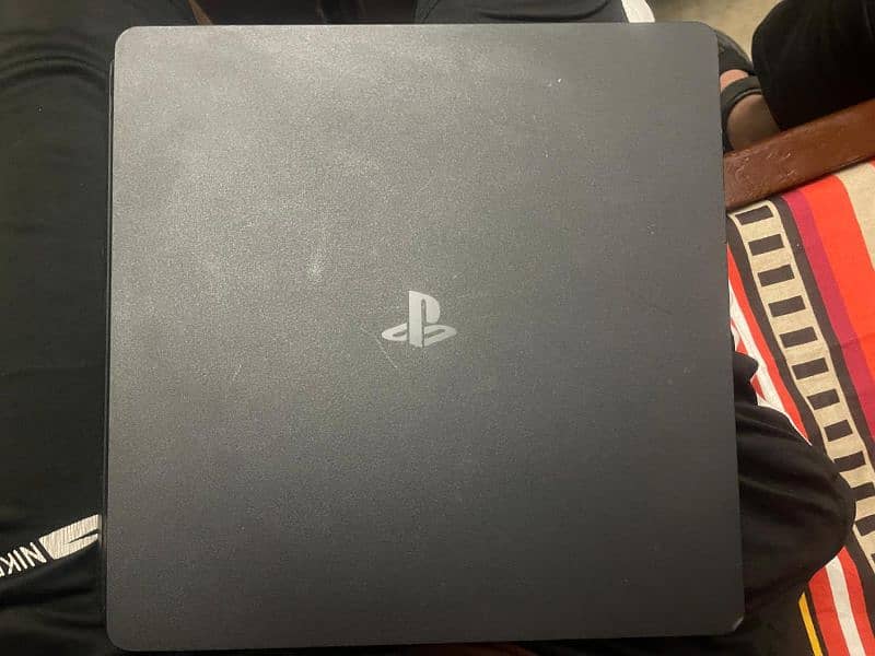 playstation 4 500gb 10/9,5 condition with 2 controller and cd 0