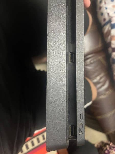 playstation 4 500gb 10/9,5 condition with 2 controller and cd 1