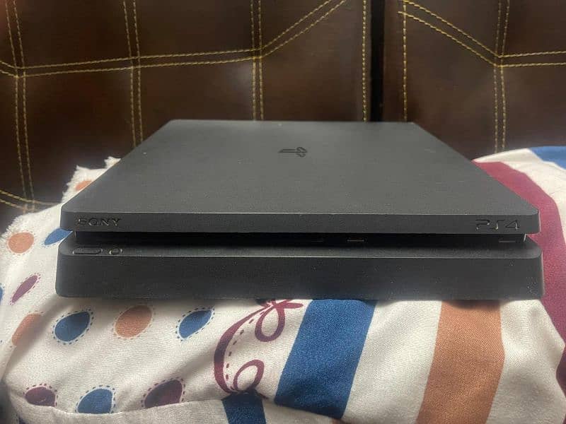 playstation 4 500gb 10/9,5 condition with 2 controller and cd 2