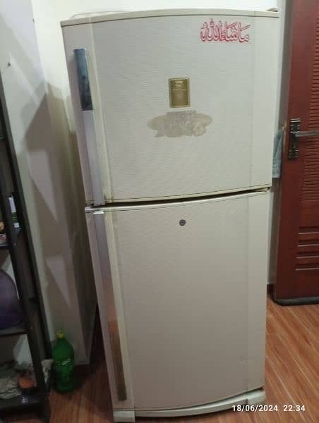 dawlance medium size fridge. . excellent working condition 5