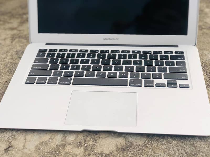 MacBook Air (Early 2014 ,13-inch) 1