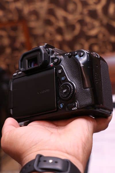 Canon 80d body 4