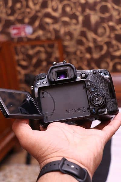 Canon 80d body 6