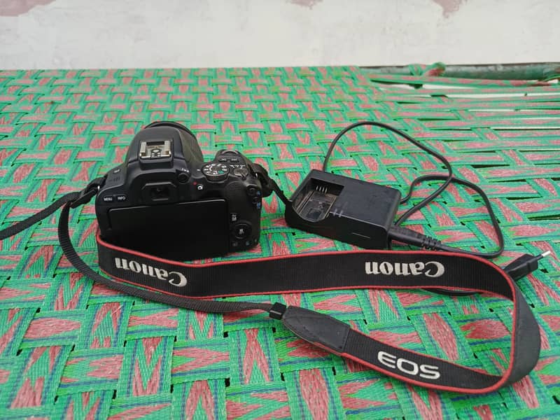 Canon 200D DSLR camera 15