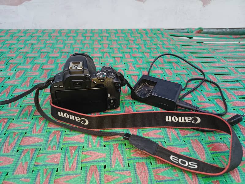 Canon 200D DSLR camera 16