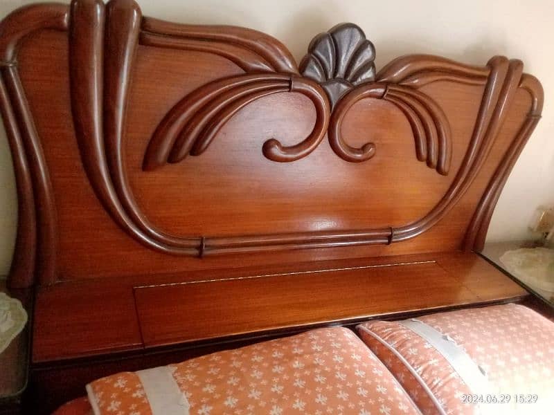 bed in extremely excellent condition with shine and new polish. 0