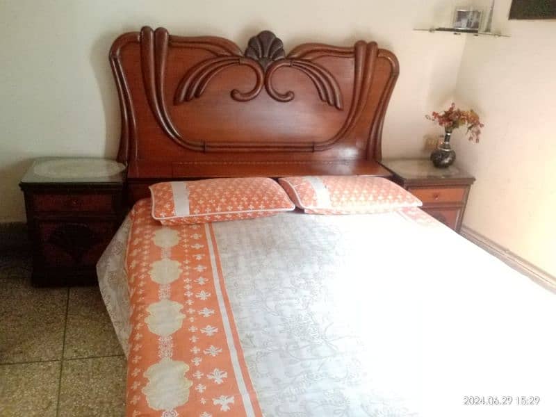 bed in extremely excellent condition with shine and new polish. 3