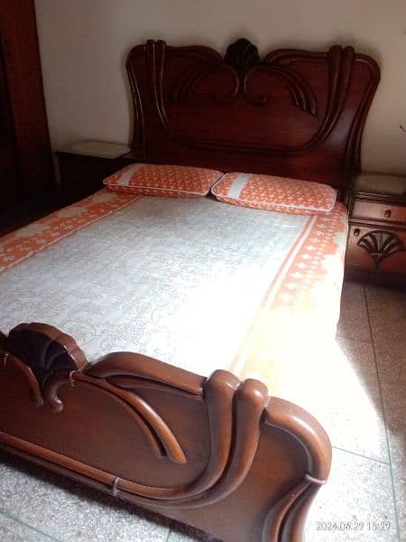 bed in extremely excellent condition with shine and new polish. 5
