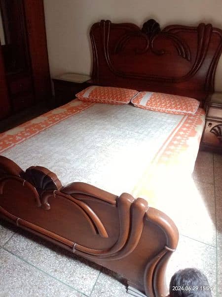 bed in extremely excellent condition with shine and new polish. 6