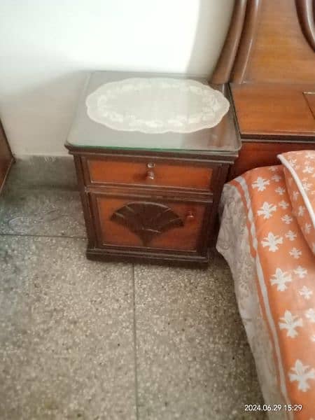 bed in extremely excellent condition with shine and new polish. 7