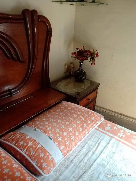 bed in extremely excellent condition with shine and new polish. 8