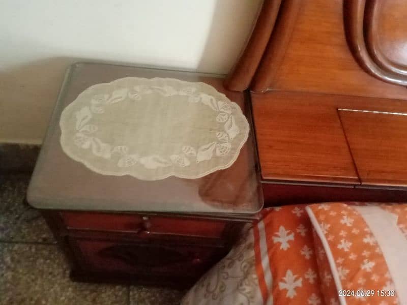 bed in extremely excellent condition with shine and new polish. 9