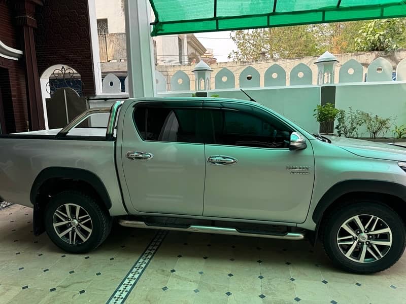 Toyota Hilux  invincible 0