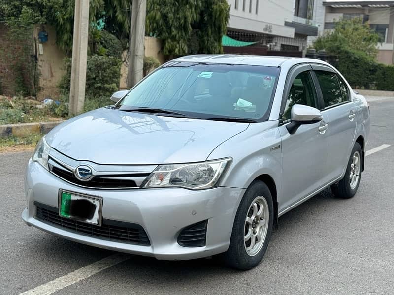 Toyota Corolla Axio Hybrid 2