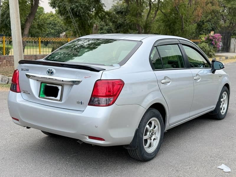 Toyota Corolla Axio Hybrid 6