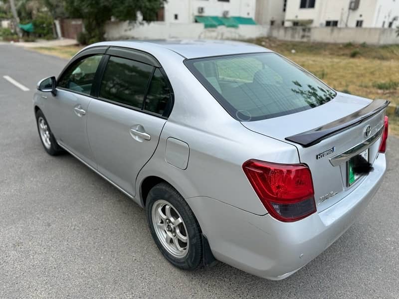 Toyota Corolla Axio Hybrid 8