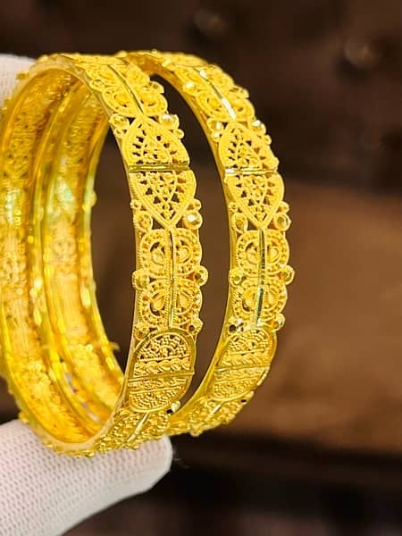 2 GOLD INDAIN BANGLES 22 CARAT IN USED LIKE NEW HAMZA JEWELLERS 2