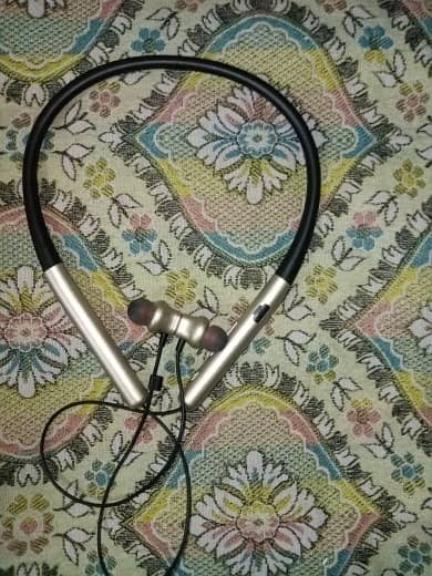 new 121 branded neckband with hogh volume and long battery timing 0