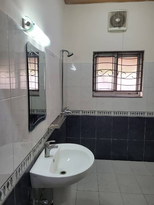 10 Marla House For Rent In Gulbahar Block Sector c 15