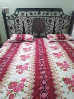 iron bed good condition 0