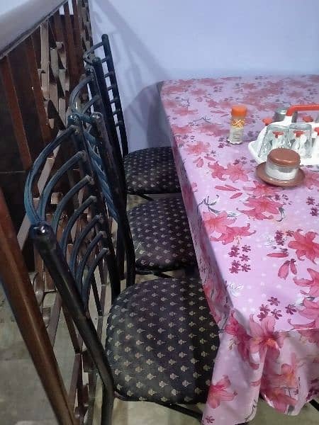 dinng table with 6 chairs. 0