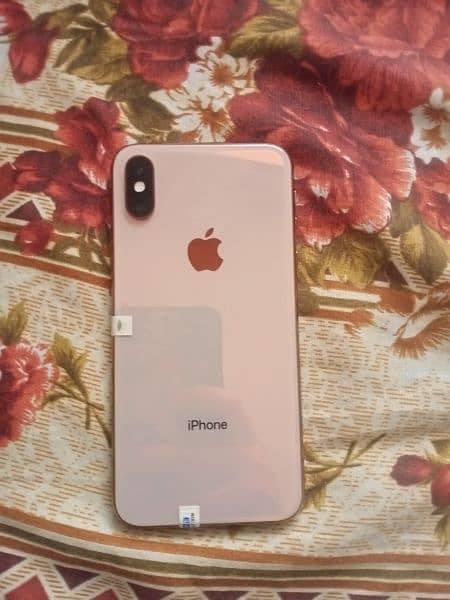 Iphone XS Factory Unlocked With 4 back covers and screen protector. 0