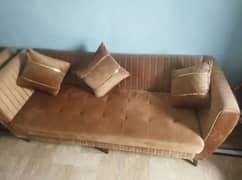 5 seater sofa set and 1 wooden Table 0