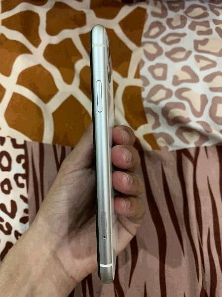 iphone 11 64gb JV 10/10 Condition Full Original Phone White colour 4