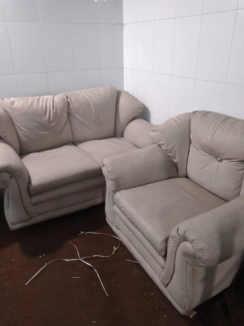 8 seater wood sofa in excilent condition 0