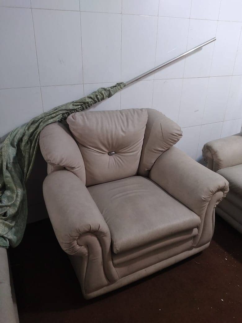 8 seater wood sofa in excilent condition 2