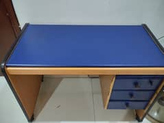 kids study table in nice condition