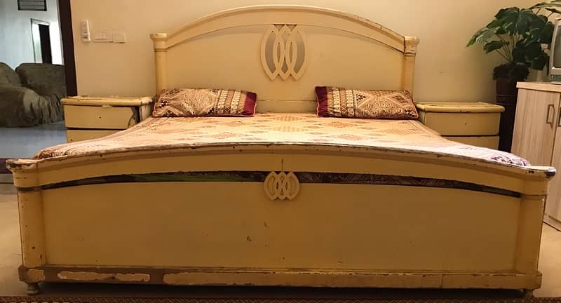 Wooden King Size Bed and Wordrobe 0