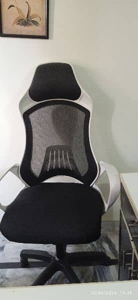 L shape tabel or computer chair 1