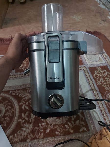 DAWLANCE FRUIT JUICER ARE IN GOOD CONDITION ARE FOR SALE 1