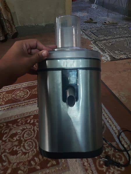 DAWLANCE FRUIT JUICER ARE IN GOOD CONDITION ARE FOR SALE 2