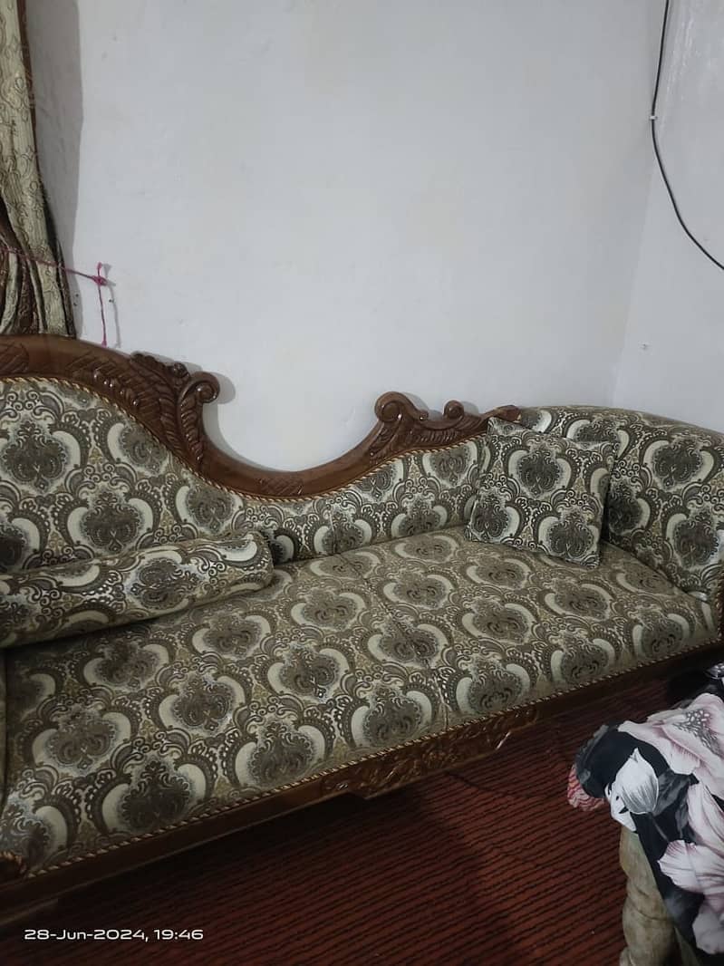 Dewan sofa with small tabal 2