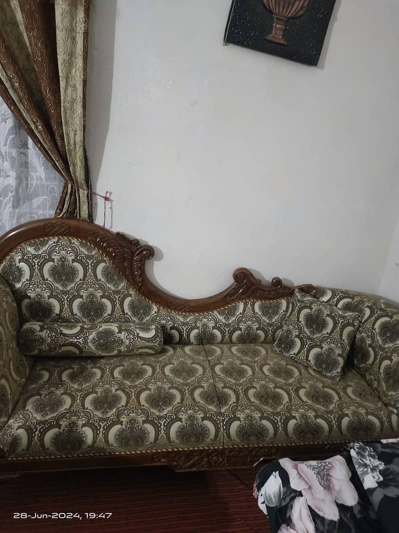 Dewan sofa with small tabal 3