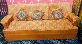 a unique and good quality sofa set for urgent sale no chaska party